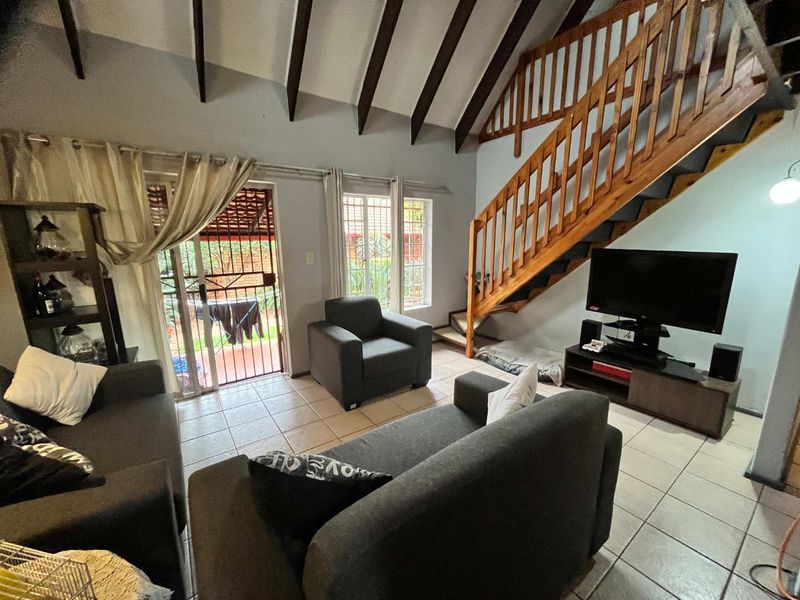 Lovely townhouse in secure guarded complex - Photo 4