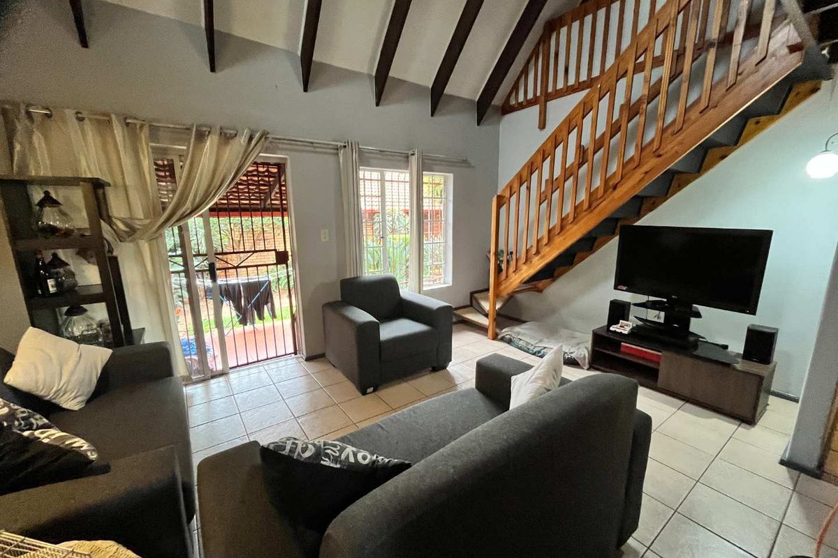 Lovely townhouse in secure guarded complex - Photo 4