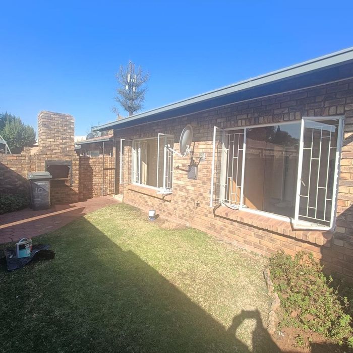 Property #2258122, Townhouse Pending Sale in Die Hoewes