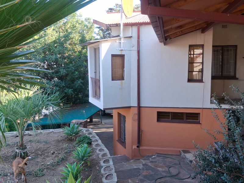 Spacious Family Home in Sought-After Luxury Hill - Photo 9