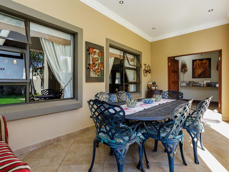 Luxury 5-Bedroom Family Home with Study, 3 Garages & Exceptional Entertainment - Photo 5