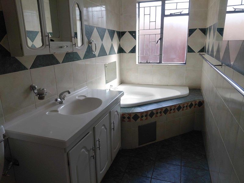 FAMILY HOME! MAKE AN OFFER! - Photo 7