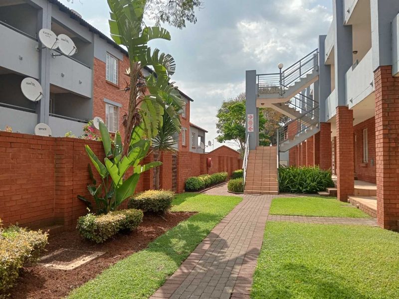 Spacious Top Unit To Rent. Available 1 July 2026 - Photo 2