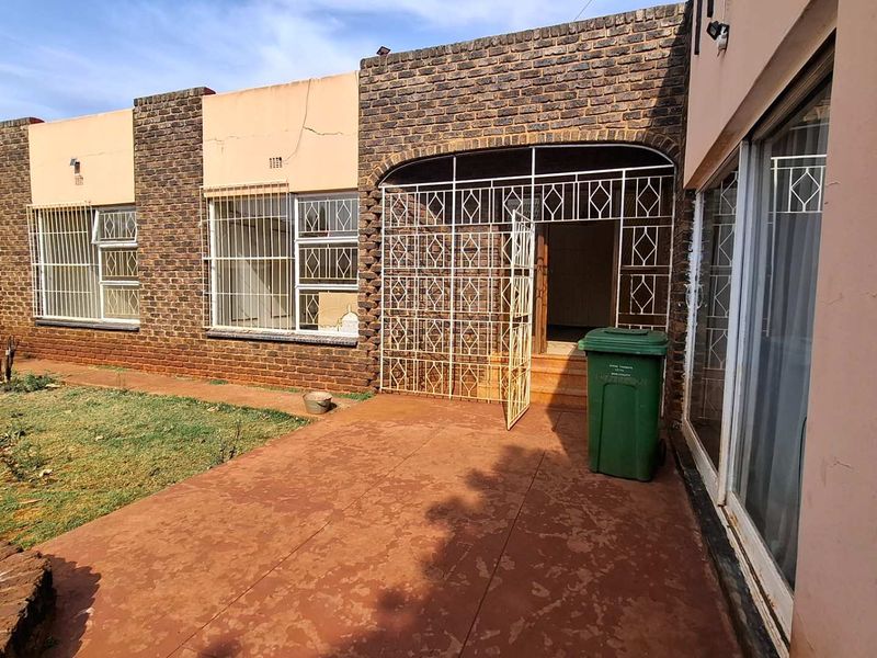 Exclusive Mandate....Amazing Potential in Sought-After Kanonkop! - Photo 4