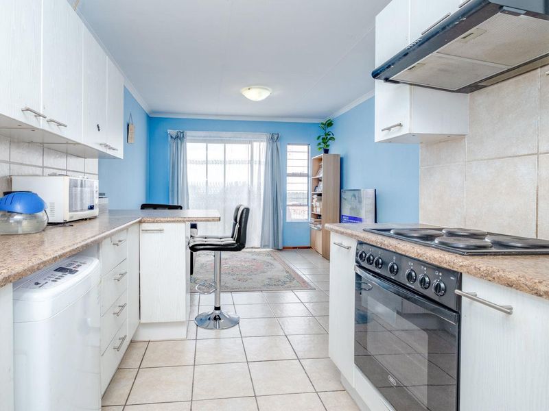NEAT TOP-FLOOR APARTMENT IN WELTEVREDEN PARK - Photo 8
