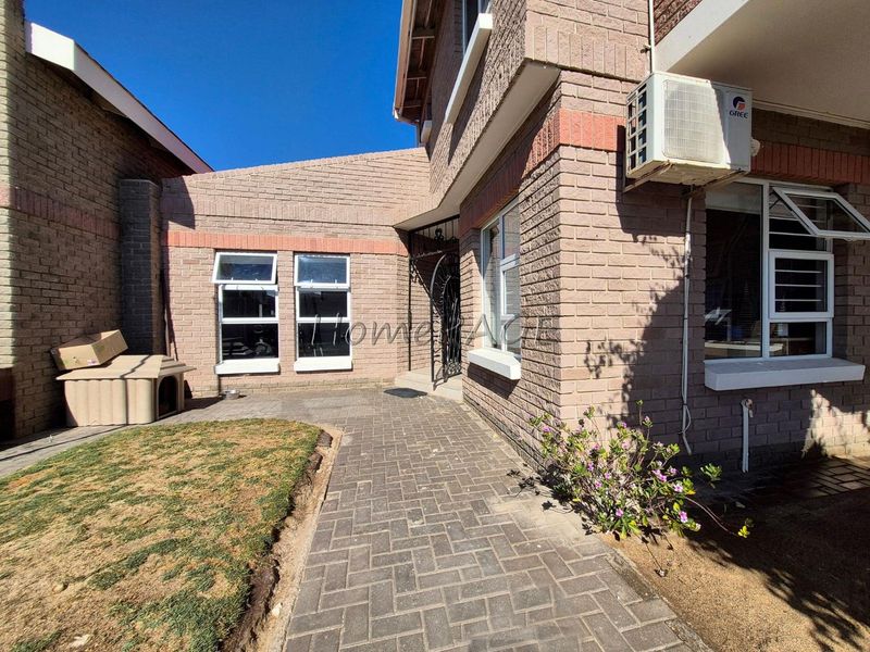 Meersig, Walvis Bay:  Large Home close to Lagoon is for Sale - Photo 2