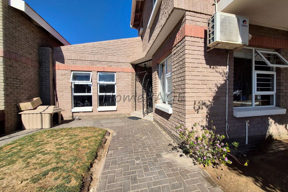 Meersig, Walvis Bay:  Large Home close to Lagoon is for Sale - Photo 2
