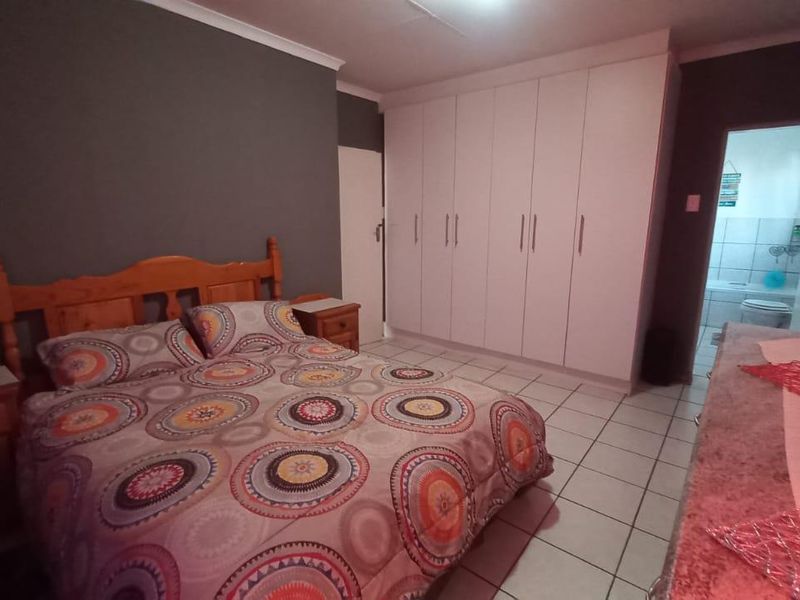 Well priced Lovely facebrick Townhouse BUT please note it resides on its own stand fully fenced, - Photo 7