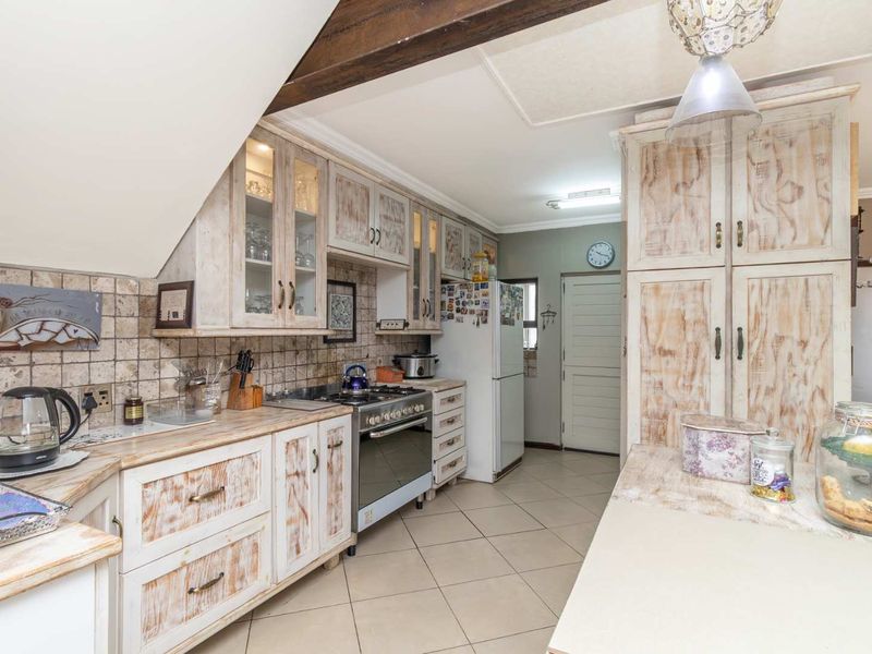 Stylish 4 bedroom family home in secure estate in Pinehaven - Photo 7