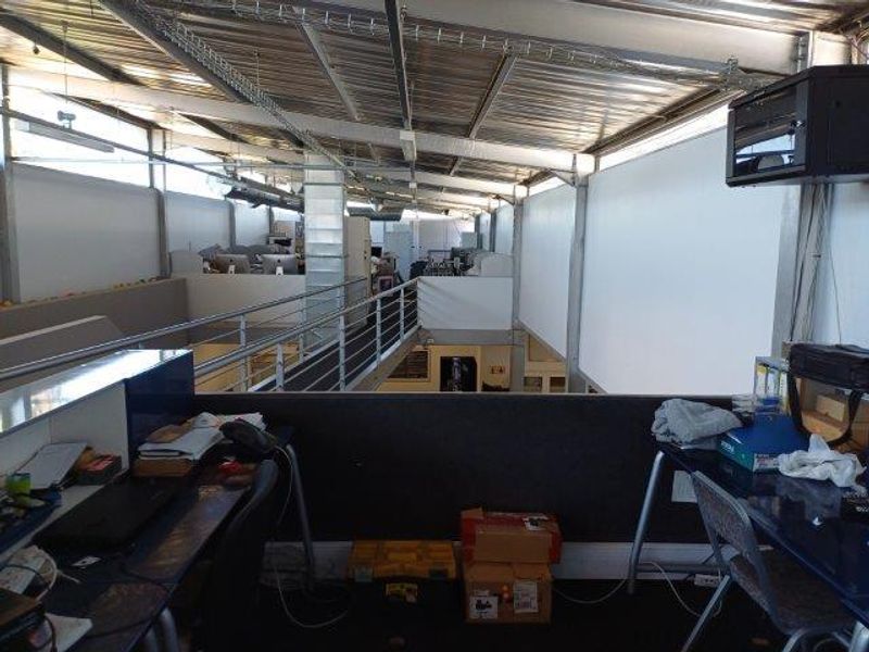 LARGE OPEN OFFICE AND RETAIL SPACE - TO LET - Photo 4