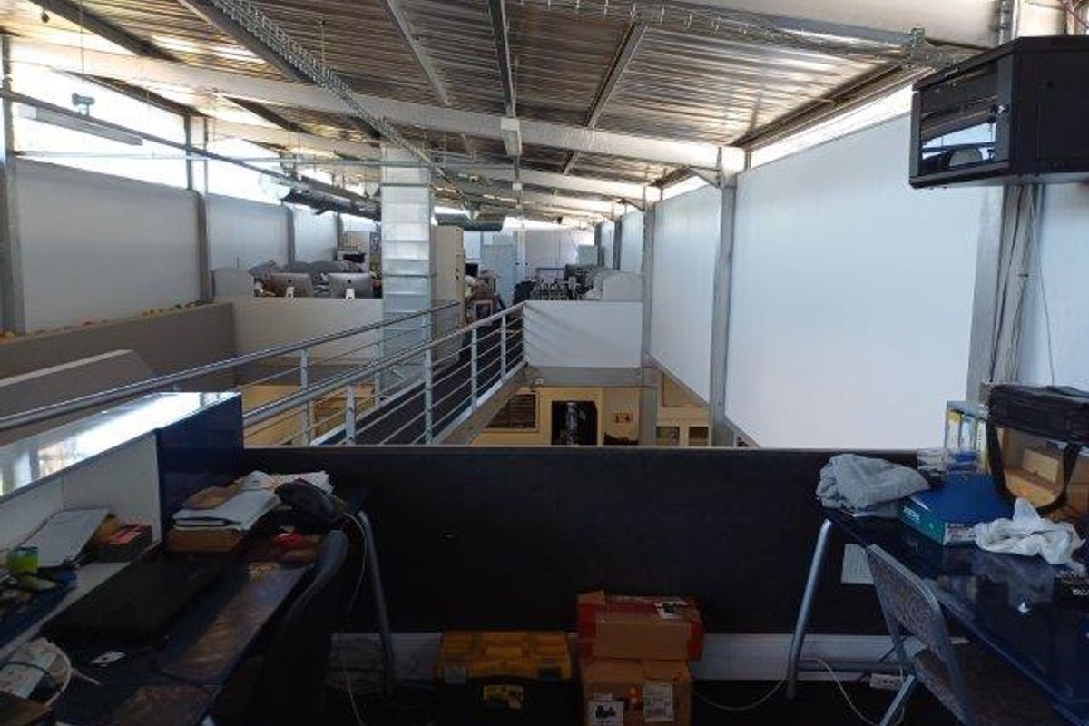 LARGE OPEN OFFICE AND RETAIL SPACE - TO LET - Photo 4