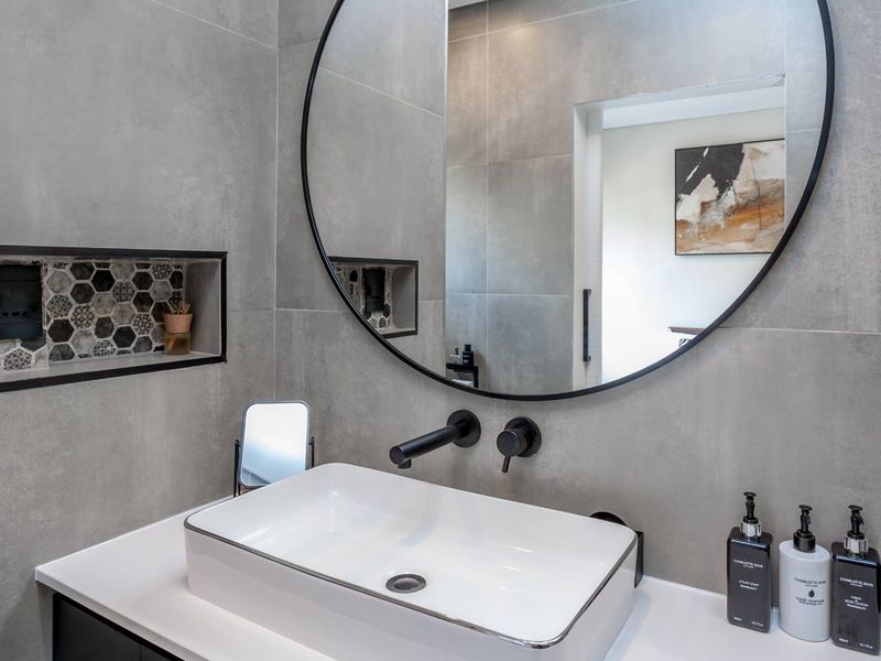 AN UPMARKET ONE BEDROOM FURNISHED APARTMENT - Photo 9