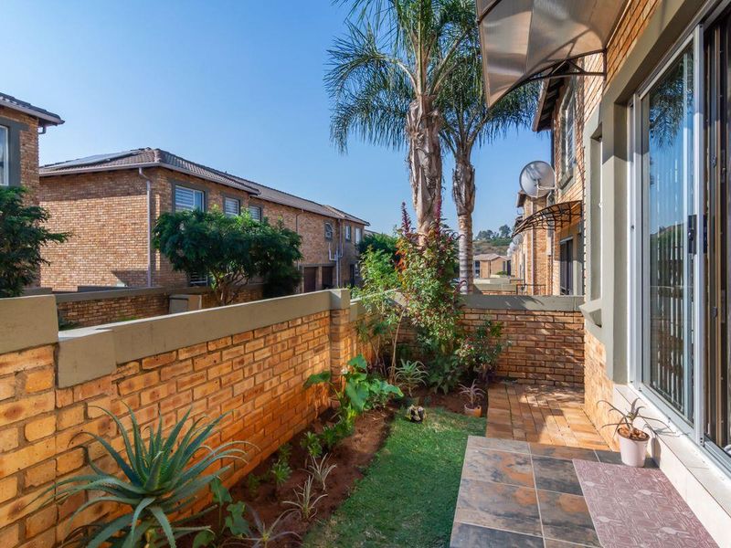 Secure, stylish and spacious duplex townhouse in Wilgeheuwel - Photo 4