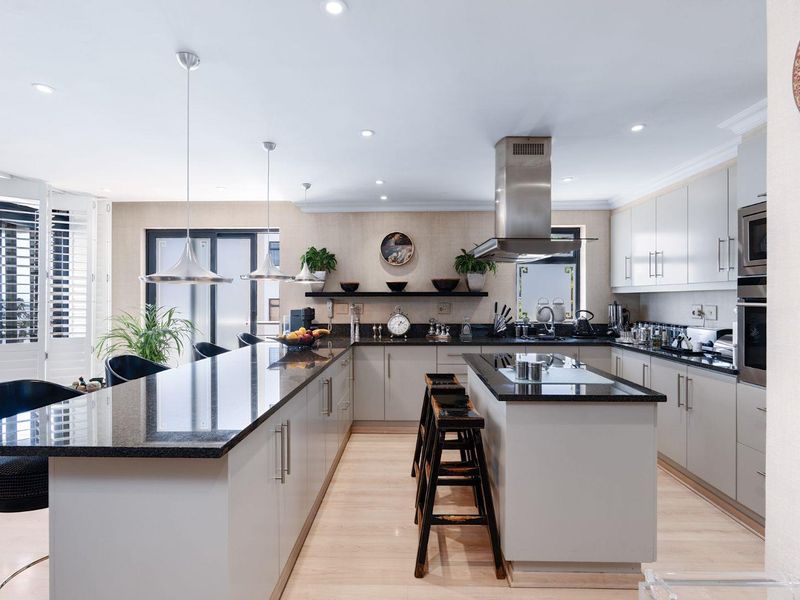 AN EXQUISITE  SEA POINT RESIDENCE WITH BREATHTAKING PANORAMIC OCEAN VIEWS. 238 m 2 - Photo 5