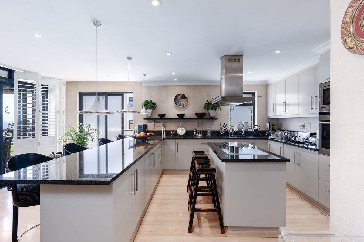 AN EXQUISITE  SEA POINT RESIDENCE WITH BREATHTAKING PANORAMIC OCEAN VIEWS. 238 m 2 - Photo 5