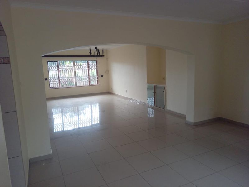 Spacious and well maintained 2 bedroom 2 bathroom simplex - Photo 5