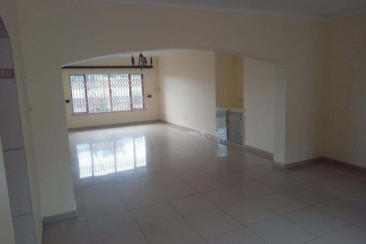 Spacious and well maintained 2 bedroom 2 bathroom simplex - Photo 5