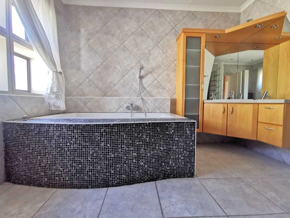 MAIN BEDROOM FULL - EN-SUITE 