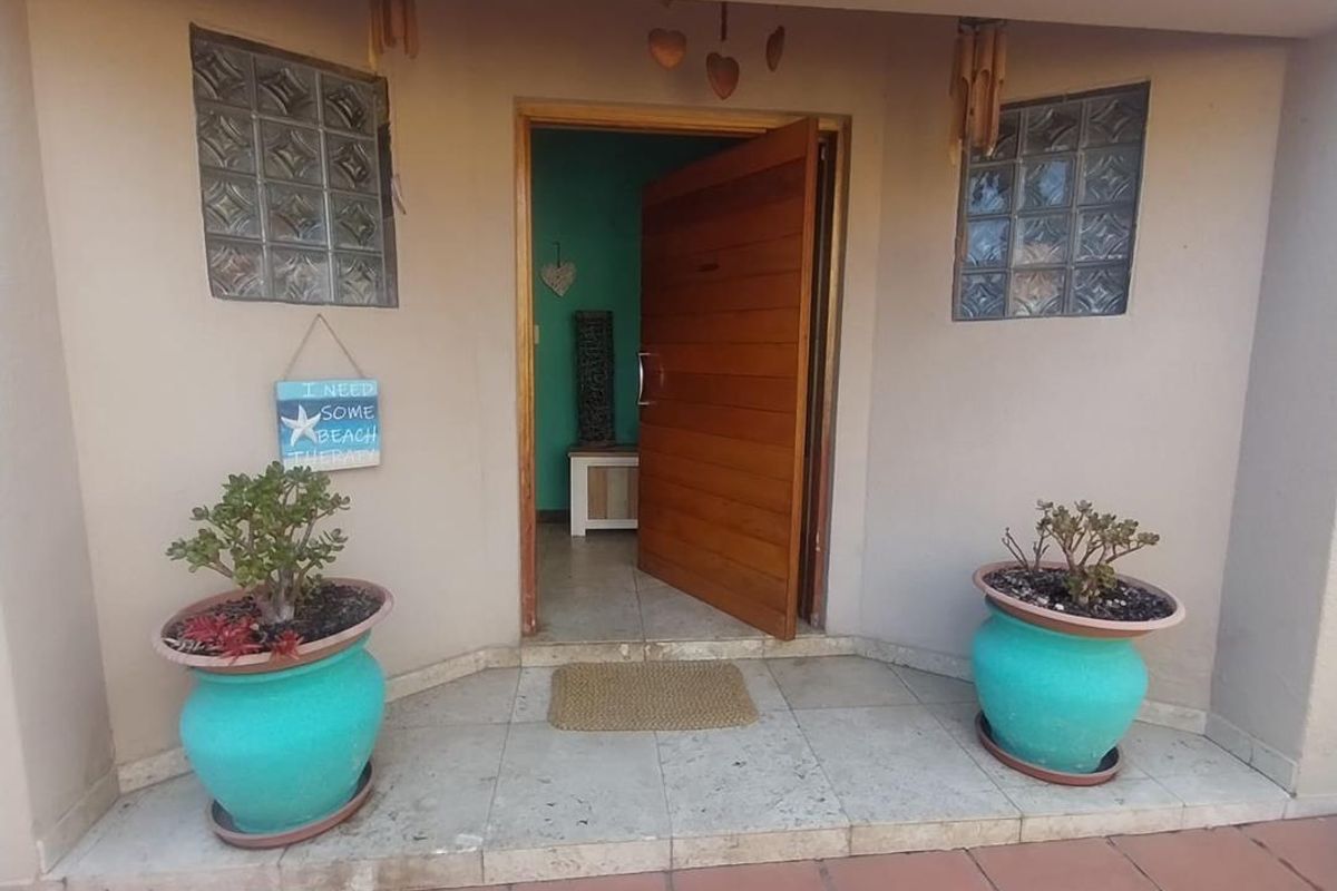 Family-Friendly Luxury: 4 Beds, Pool, & Pet-Ready - Photo 2