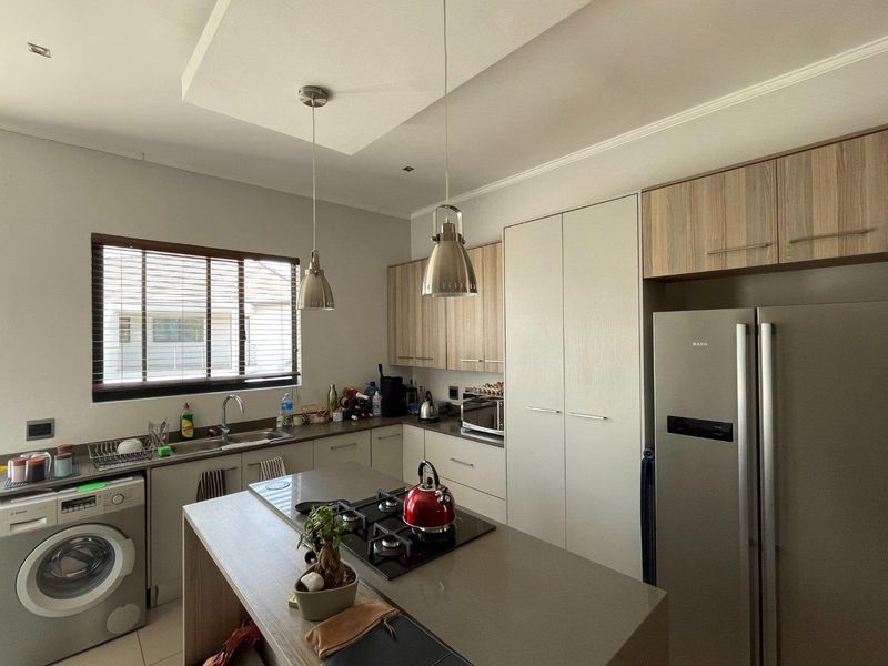 Modern first floor apartment with balcony in a popular complex - Photo 4