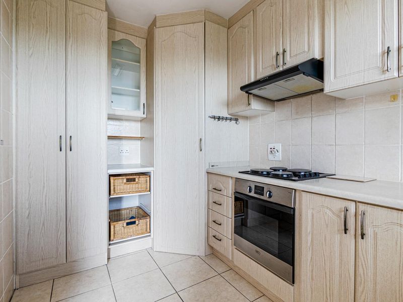 Spacious secure apartment - Photo 8