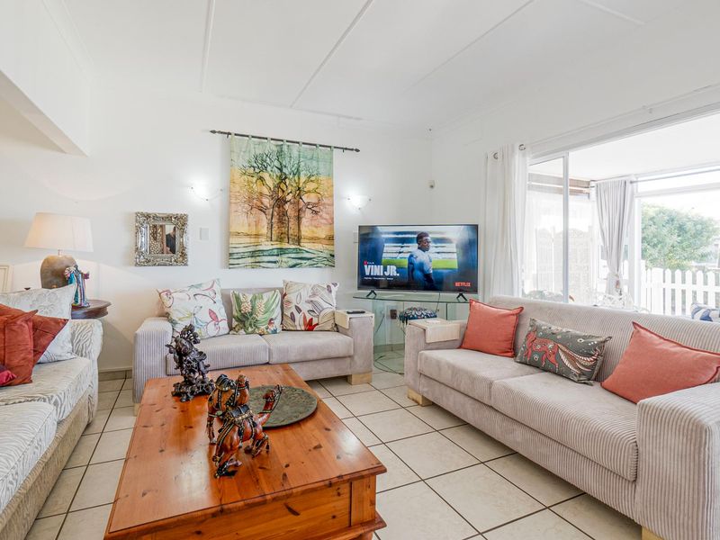 Magical ocean views in a modern home - Photo 9