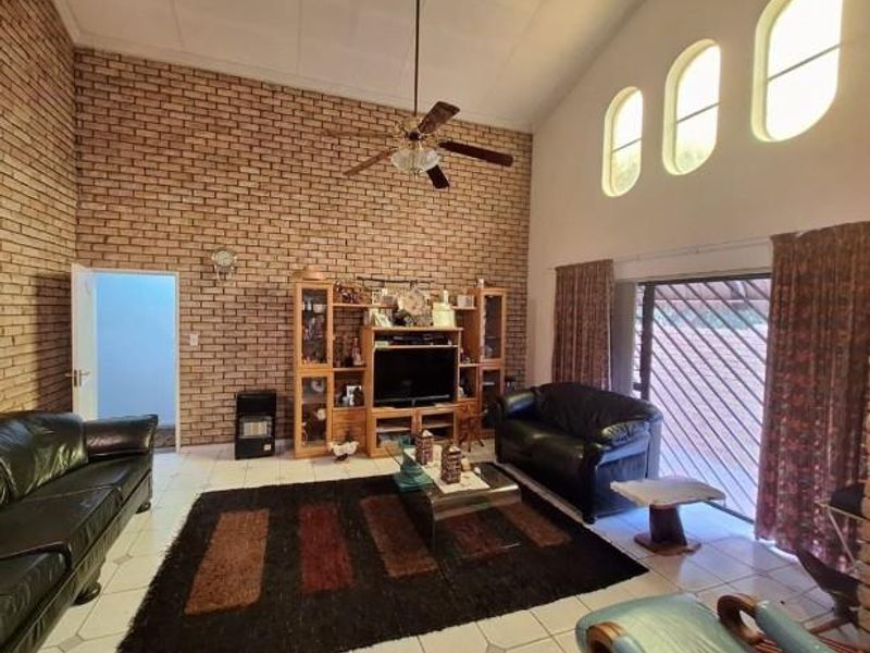 Move-In Ready 3 Bedroom Family Home with Solar, Enclosed Area - Photo 6