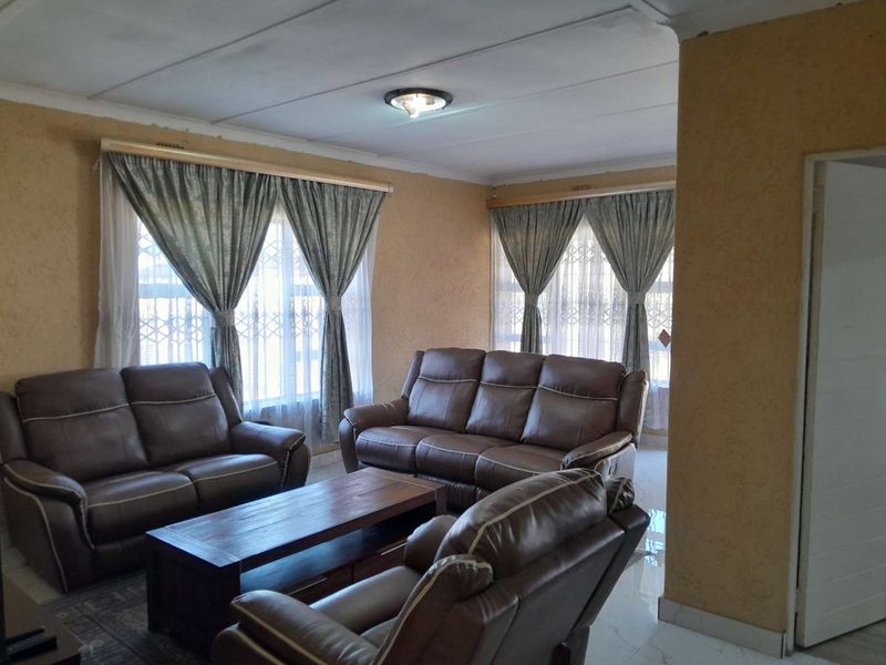 Family home for sale South Hills - Photo 2