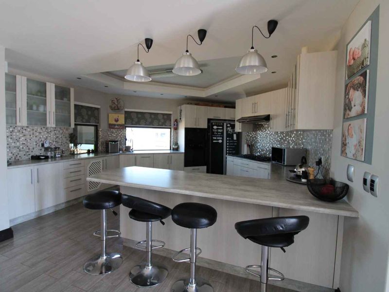 Perfectly positioned sea view property! Relax and unwind in this magnificent family home. - Photo 3