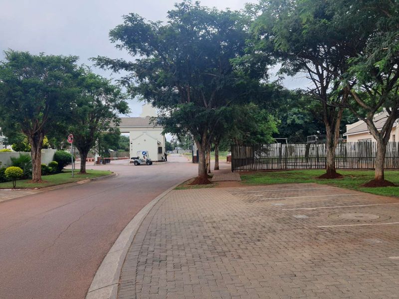 **Charming 3-Bedroom Apartment in Prestigious Golf Estate, North Pretoria** - Photo 2