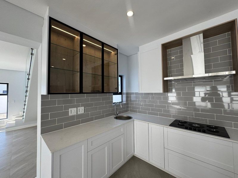 Modern 5-Bedroom Family Home with Exceptional Space & Seamless Indoor-Outdoor Living in Sandown - Photo 6