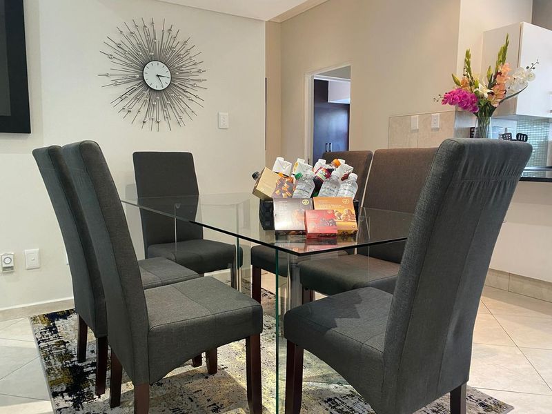 A STUNNING FURNISHED TWO BEDROOM GARDEN APARTMENT - Photo 9
