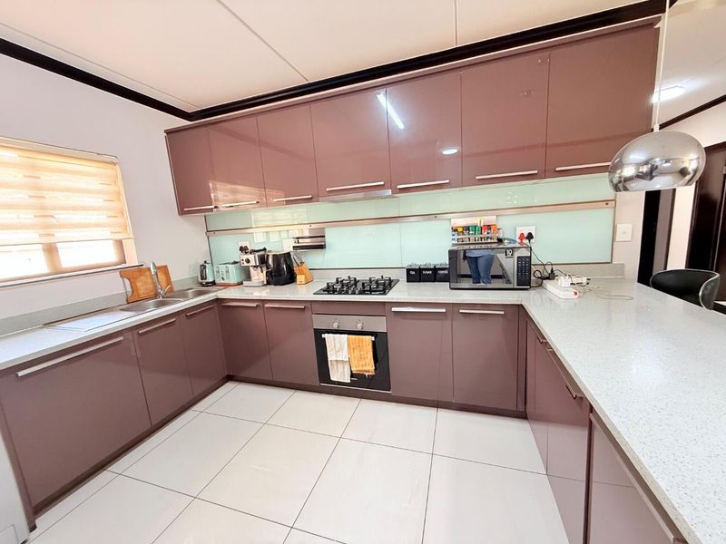 Spacious 3-Bedroom Apartment: Luxury Living, Perfect Location - Photo 8