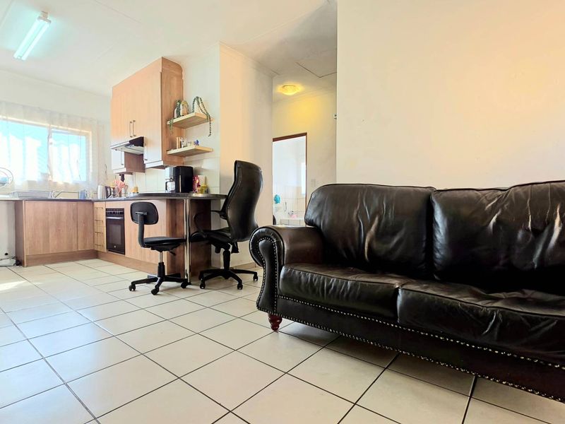 2 Bedroom Apartment / Flat for Sale in South Crest - Photo 4
