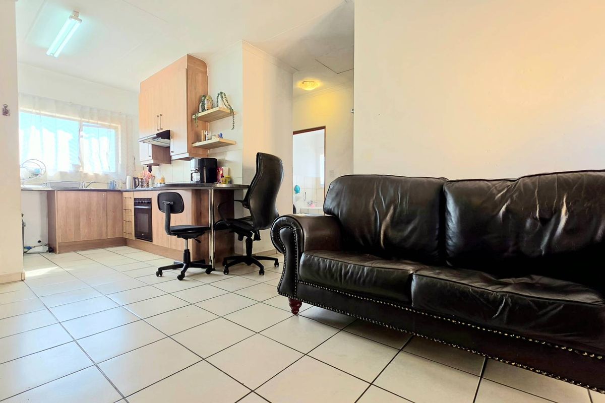 2 Bedroom Apartment / Flat for Sale in South Crest - Photo 4