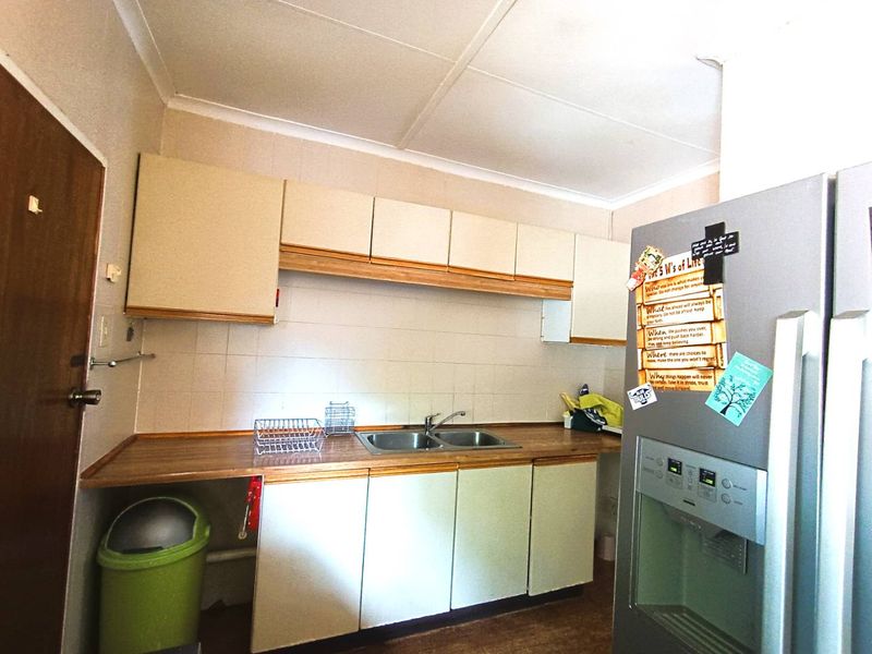 Private Retreat in a Charming Small Complex - Photo 7