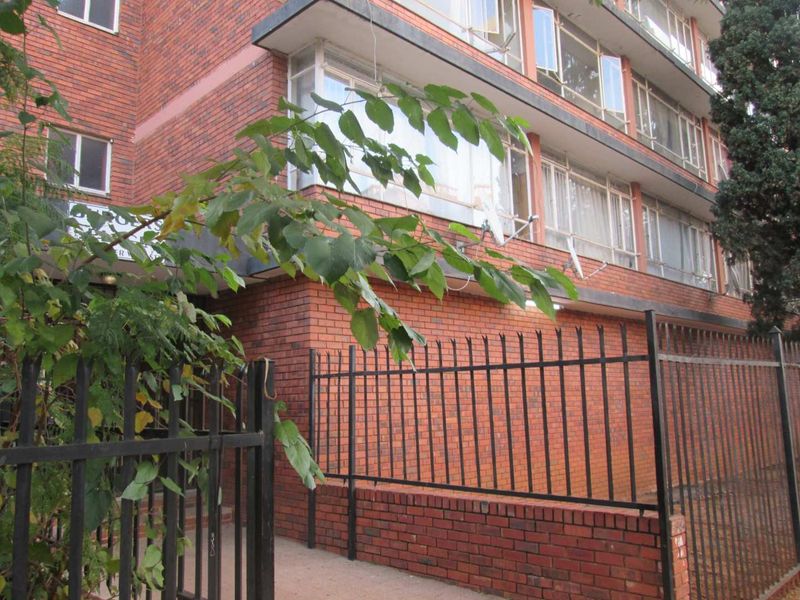 A VERY UNIQUE BEAUTIFUL {1} ONE BEDROOM APARTMENT FOR SALE IN PRETORI CENTRAL BARGAIN - Photo 3