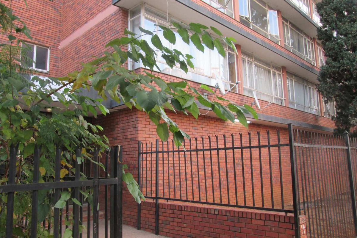 A VERY UNIQUE BEAUTIFUL {1} ONE BEDROOM APARTMENT FOR SALE IN PRETORI CENTRAL BARGAIN - Photo 3