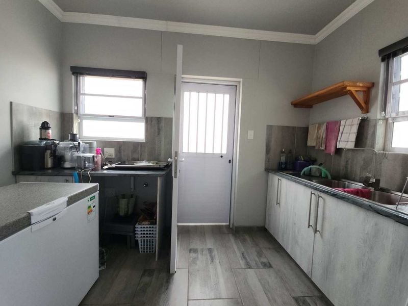 Freshly repainted and ready to move in. - Photo 6