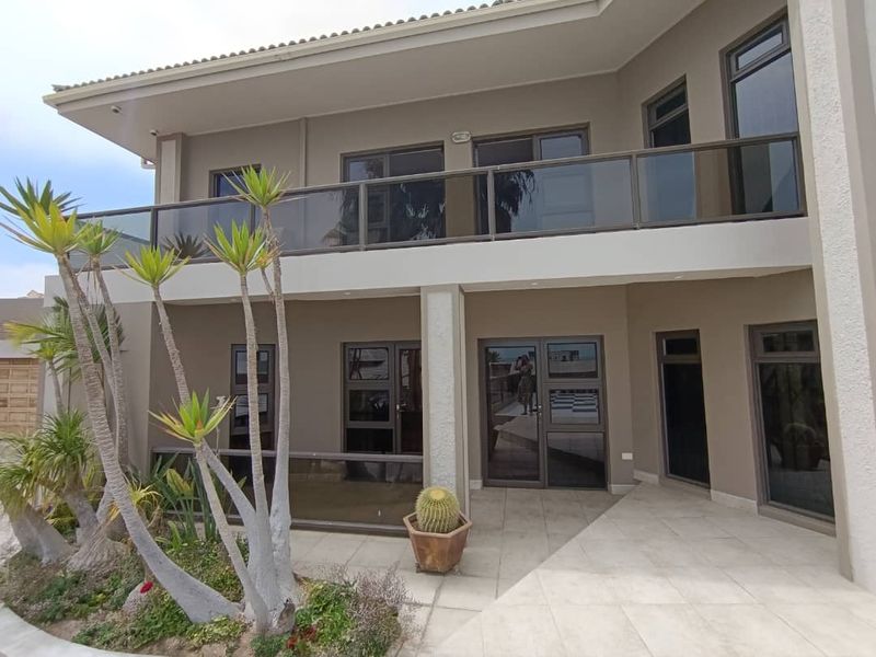 **Luxurious Double-Storey Mansion with Stunning Sea Views** - Photo 2
