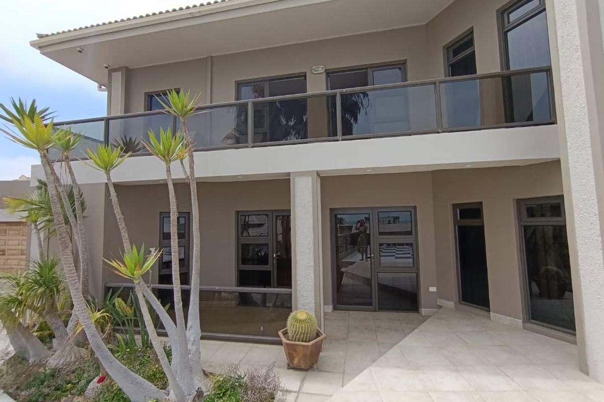 **Luxurious Double-Storey Mansion with Stunning Sea Views** - Photo 2