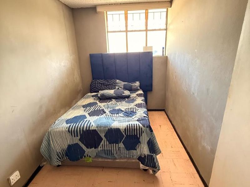 2 Bedroom Apartment in Kwaggasrand, Pretoria - Photo 4