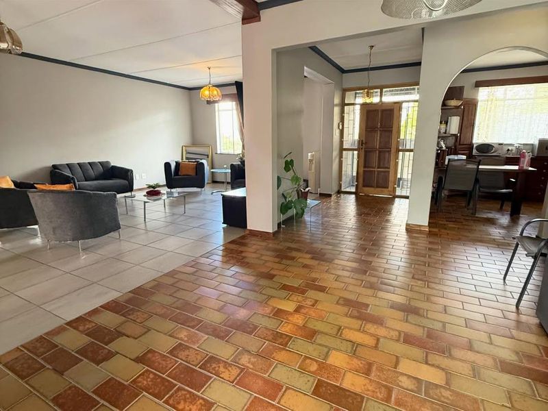 Spacious Family Home with Flat in Prime Eros Park Location - Photo 4