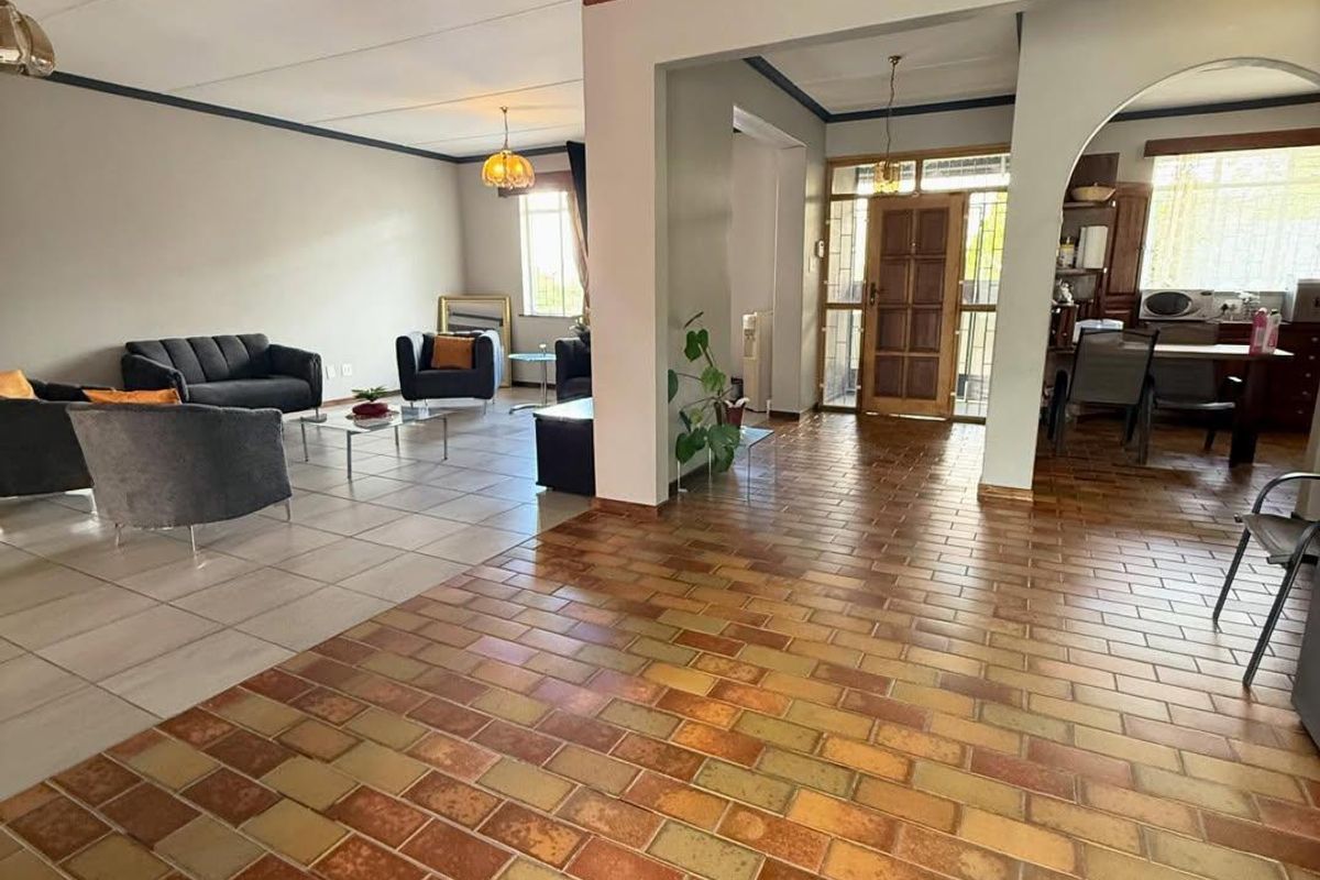 Spacious Family Home with Flat in Prime Eros Park Location - Photo 4