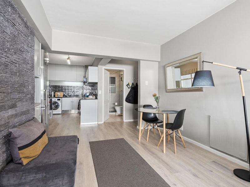 Stunning 1-Bedroom Ocean View Apartment in Mouille Point - Photo 7