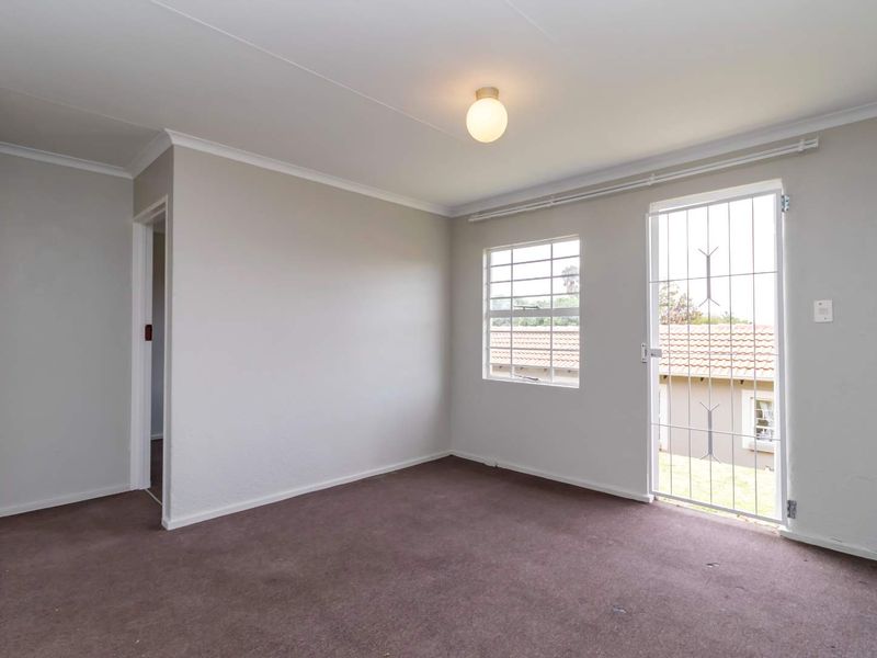 LOVELY THREE BEDROOM TOWNHOUSE - Photo 3