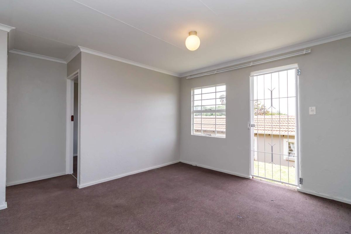 LOVELY THREE BEDROOM TOWNHOUSE - Photo 3