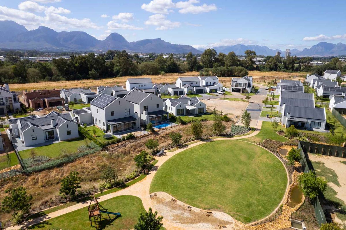 Modern and Secure Three-Bedroom Family Home with an Outdoor Lifestyle in Paarl Valleij Lifestyle Estate & Farm - Photo 2