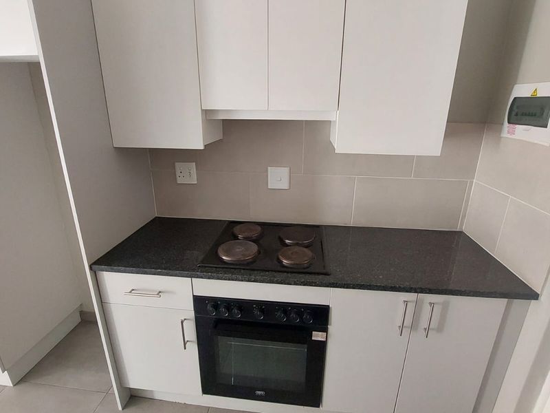Bright 2-Bedroom Apartment with Open-Plan Living & Extra Storage - Photo 5
