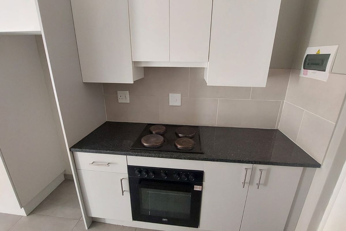 Bright 2-Bedroom Apartment with Open-Plan Living & Extra Storage - Photo 5
